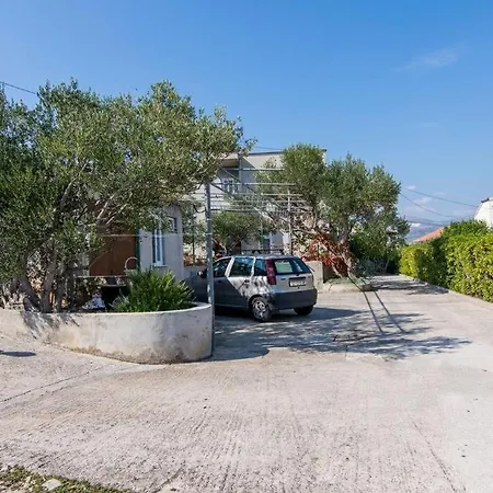 Apartment In Slatine With Sea View, Terrace, Air Conditioning, Wi-fi