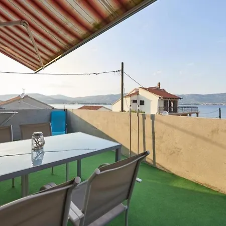 Apartment In Slatine With Sea View, Terrace, Air Conditioning, Wi-fi